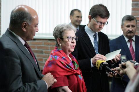 Andrea Wiktorin, Suma Chakrabarti and Vladimir Zinvovsky addressing media 