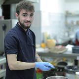 Young person working in kitchen © EU