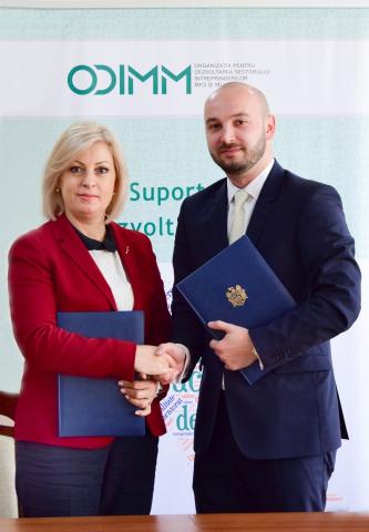 Representatives of the Organisation for the Development of the Small and Medium Enterprises Sector of the Republic of Moldova (ODIMM) and the Moldova-Romania Bilateral Chamber of Commerce and Industry (CBCIRM-RO) at the signing ceremony.