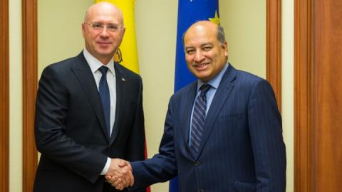 Premier Pavel Filip and EBRD President Suma Chakrabarti shaking hands during the meeting