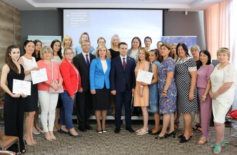 Aneil Singh, Head of Cooperation at the EU Delegation to the Republic of Moldova, Iulia Costin Secretary of State of the Ministry of Economy and Petru Gurgurov, Interim General Manager of ODIMM, with beneficiaries of the Business Academy for Women programme